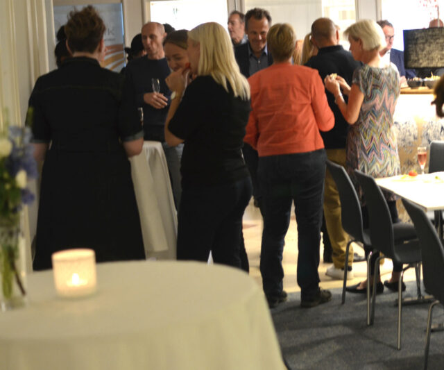 Vi bjuder på fika och mingel varje torsdag